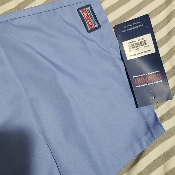 NWT scrub top XL - Picture 4 of 5